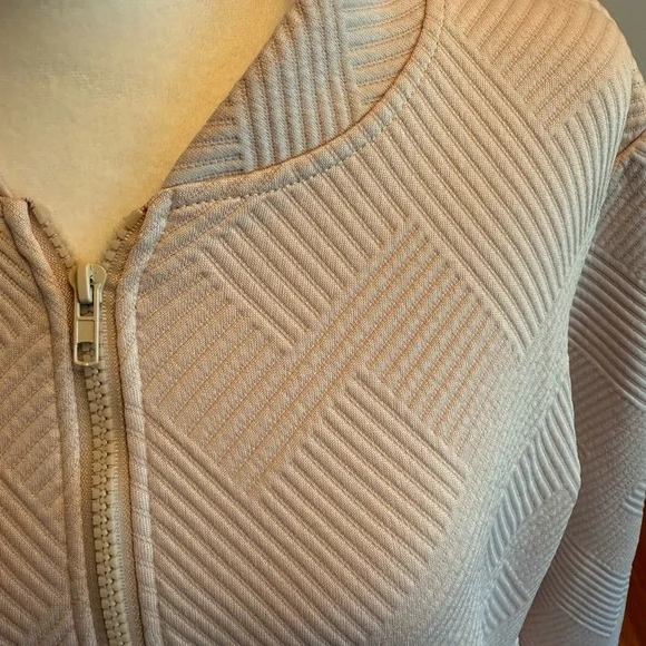 NWOT Women’s Beige Zip- Up Sweater Size Medium Textured Long Sleeves Polyester - Picture 2 of 9